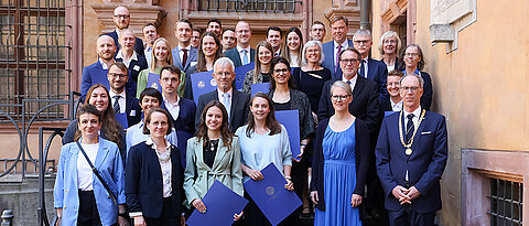 Die Preisträgerinnen und Preisträger des Stiftungsfests 2025, die Leitung der JMU und die Festrednerin stellten sich nach der Feier zum Gruppenfoto auf.